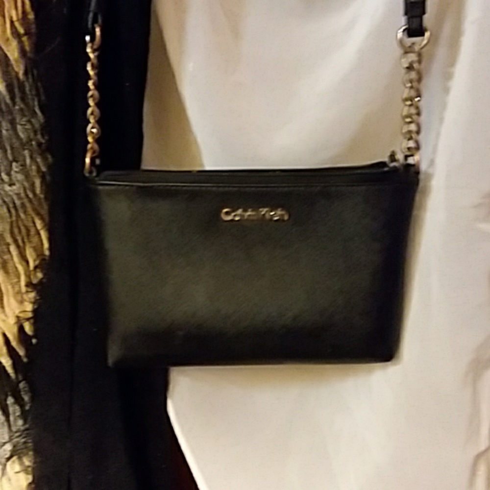 This is a cross body bag. CALVIN KLEIN